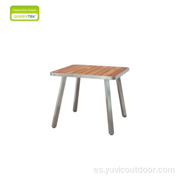 Mesa de café de teca redondeada con silla de ocio de teca.